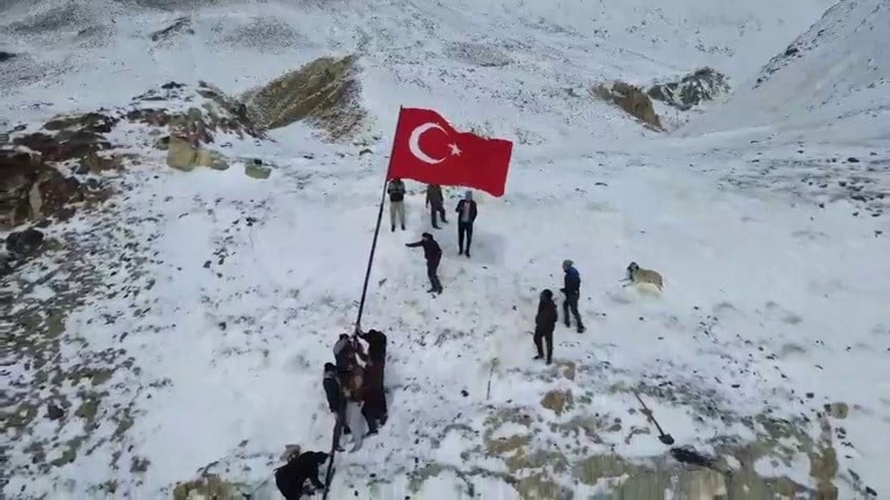 Şenkaya Göreşken Mahallesi’nde Gençler Köyün Zirvesine Türk Bayrağı Dikti