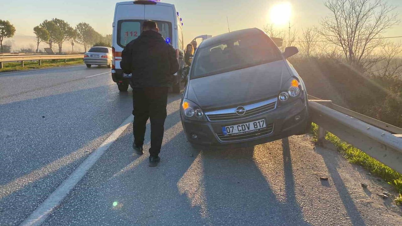 Serik D-400'de iki otomobil çarpıştı: Araç demir bariyerde asılı kaldı, yaralanan yok