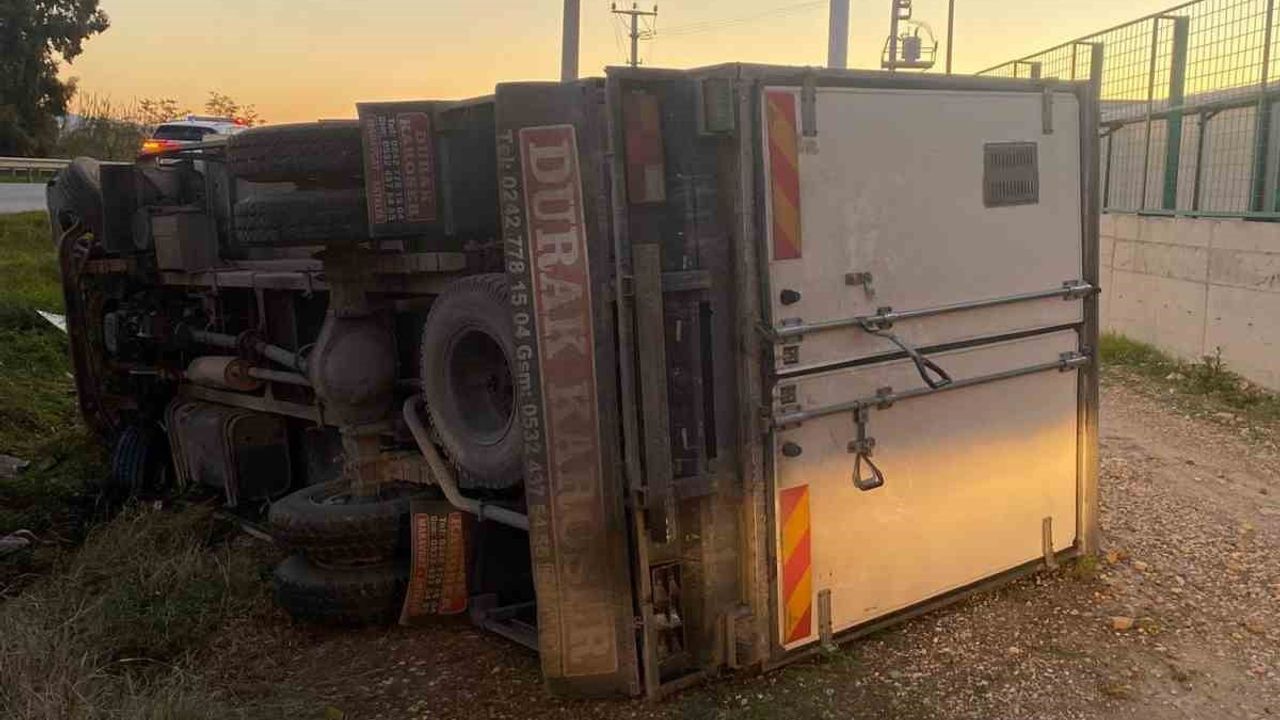 Serik'te D-400'de kamyonet şarampole devrildi; sürücü ağır yaralandı