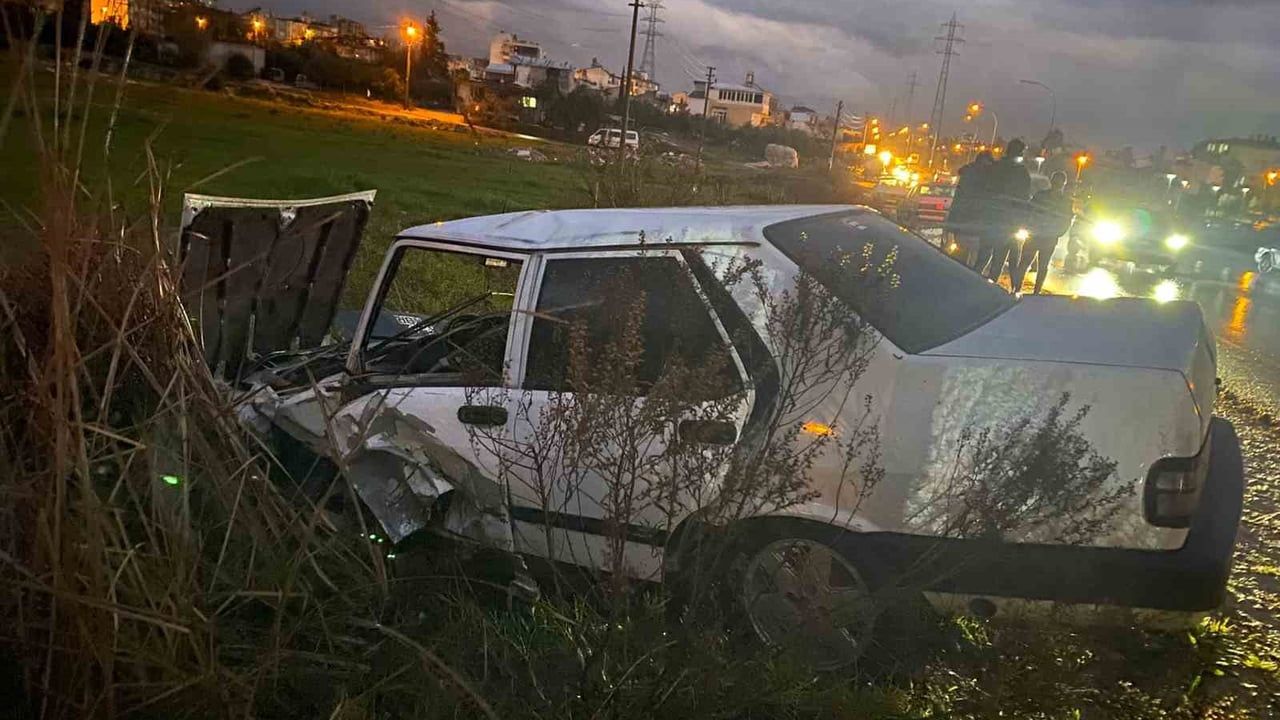 Serik'te iki otomobil çarpıştı: Kökez Mahallesi'nde 1 kişi yaralandı