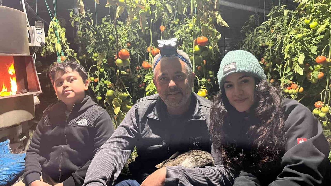 Serik'te örtü altı üreticileri don riskine karşı gece nöbetinde