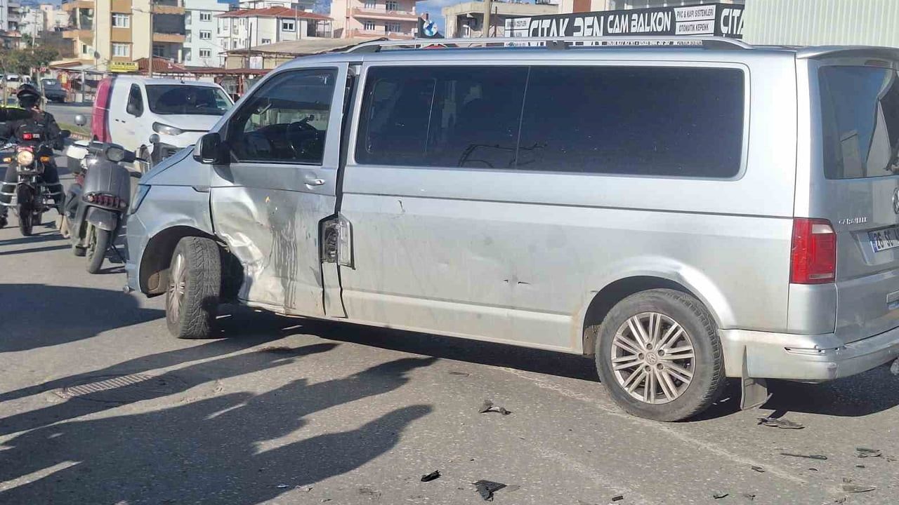 Serik'te trafik kazası: otomobil sürücüsü yaralandı