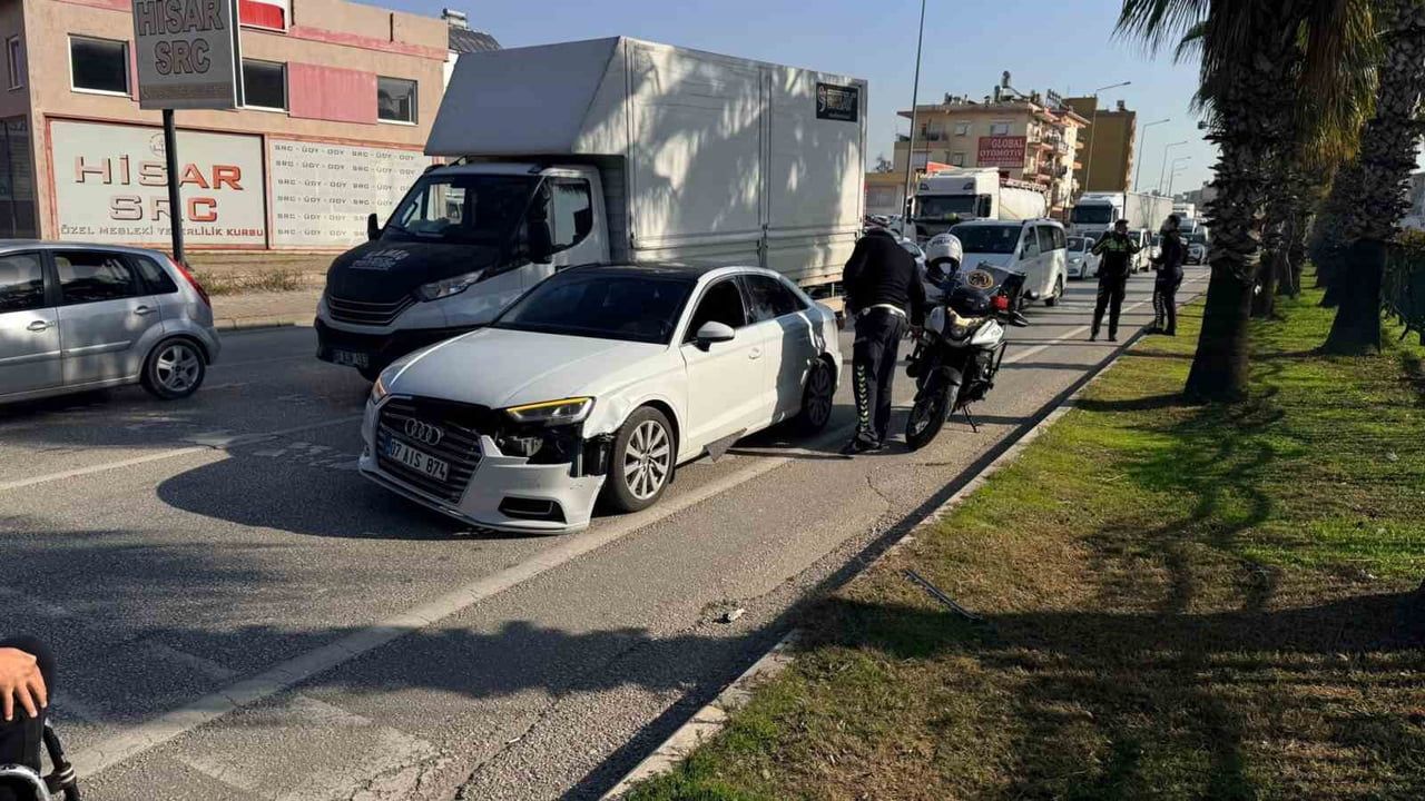 Serik'te zincirleme kaza: İtfaiye, araçta sıkışan sürücüyü kurtardı