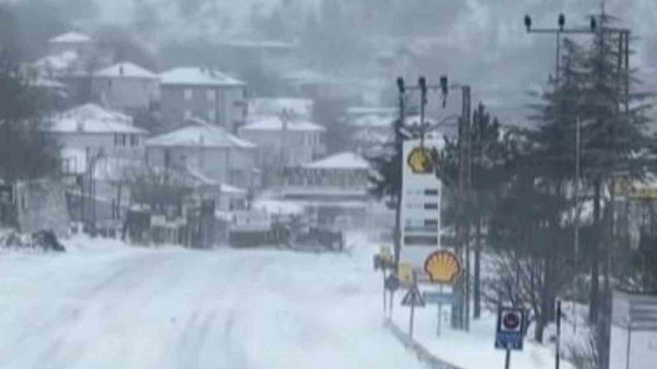 Sertavul Geçidi’nde ulaşım kar, tipi ve sis nedeniyle kontrollü sağlanıyor