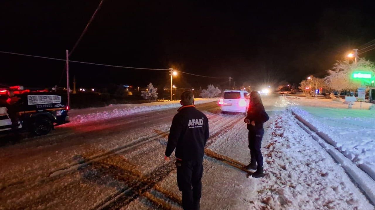 Seydikemer'de Karabel Mevkii'nde Kar Yağışı Nedeniyle Araçlar Yolda Mahsur Kaldı