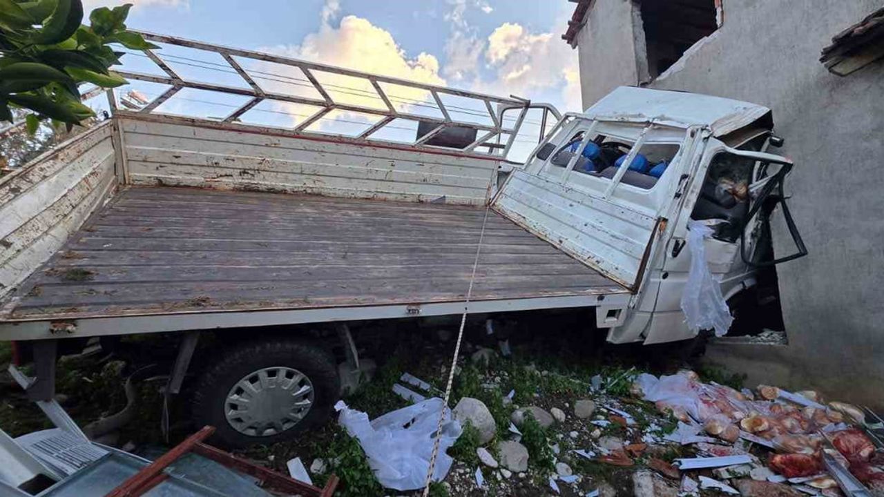 Seydikemer'de kontrolden çıkan kamyonet eve çarptı: 19 yaşındaki sürücü öldü