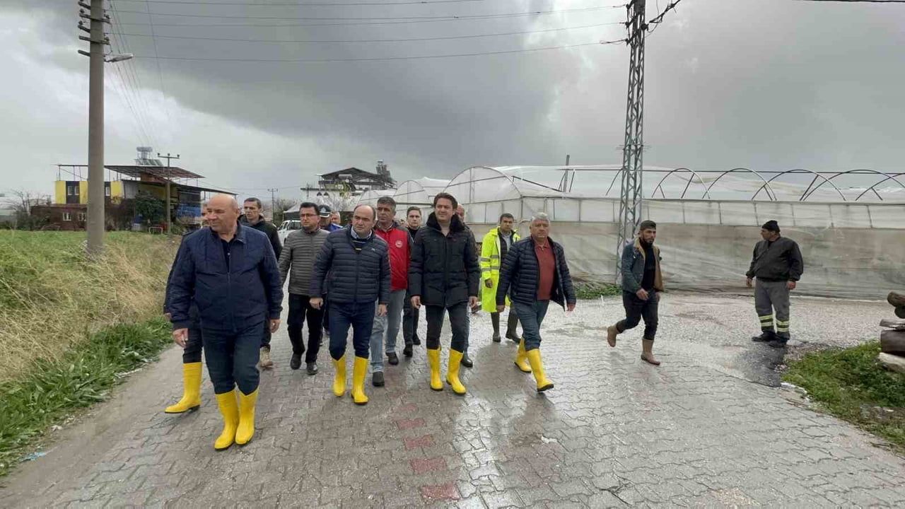Seydikemer Kumluova'da fırtına, dolu ve hortum yaklaşık 100 dönüme yakın serayı etkiledi