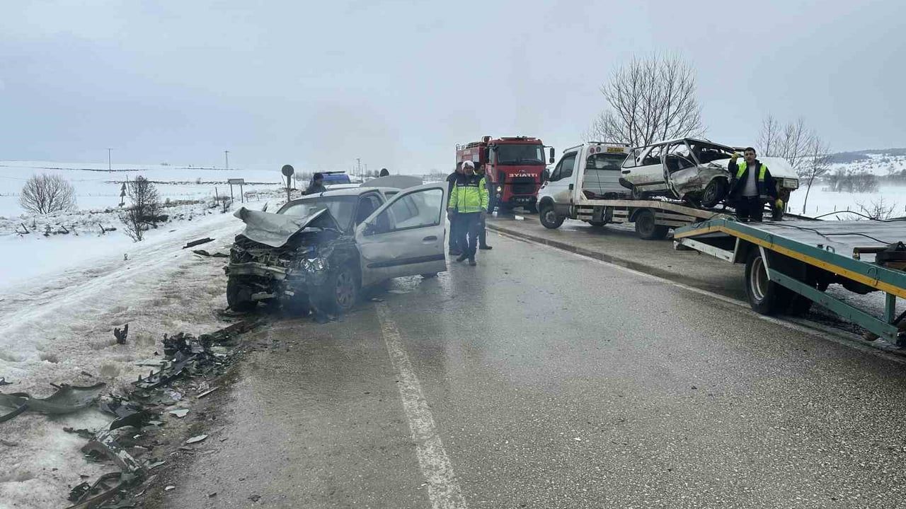 Seydiler-Ağlı yolunda iki otomobilin çarpışması: 1 ölü, 2 yaralı
