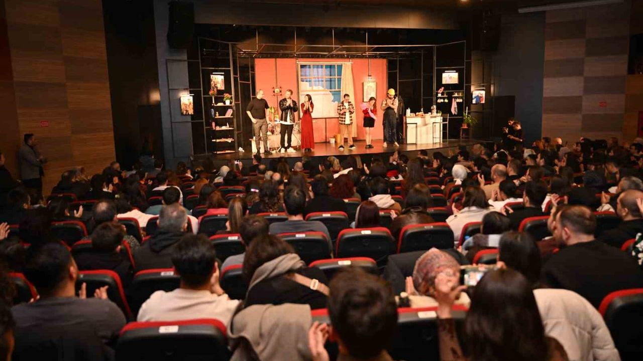 ‘Şiddetli Geçimsizlik’ tiyatrosu dünya prömiyerini Manisa’da gerçekleştirdi