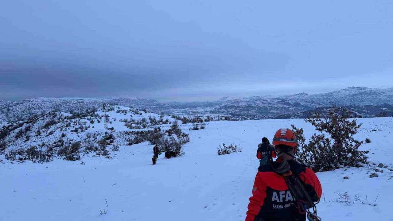 Siirt Baykan'da mahsur kalan çoban ve 9 keçi kurtarıldı