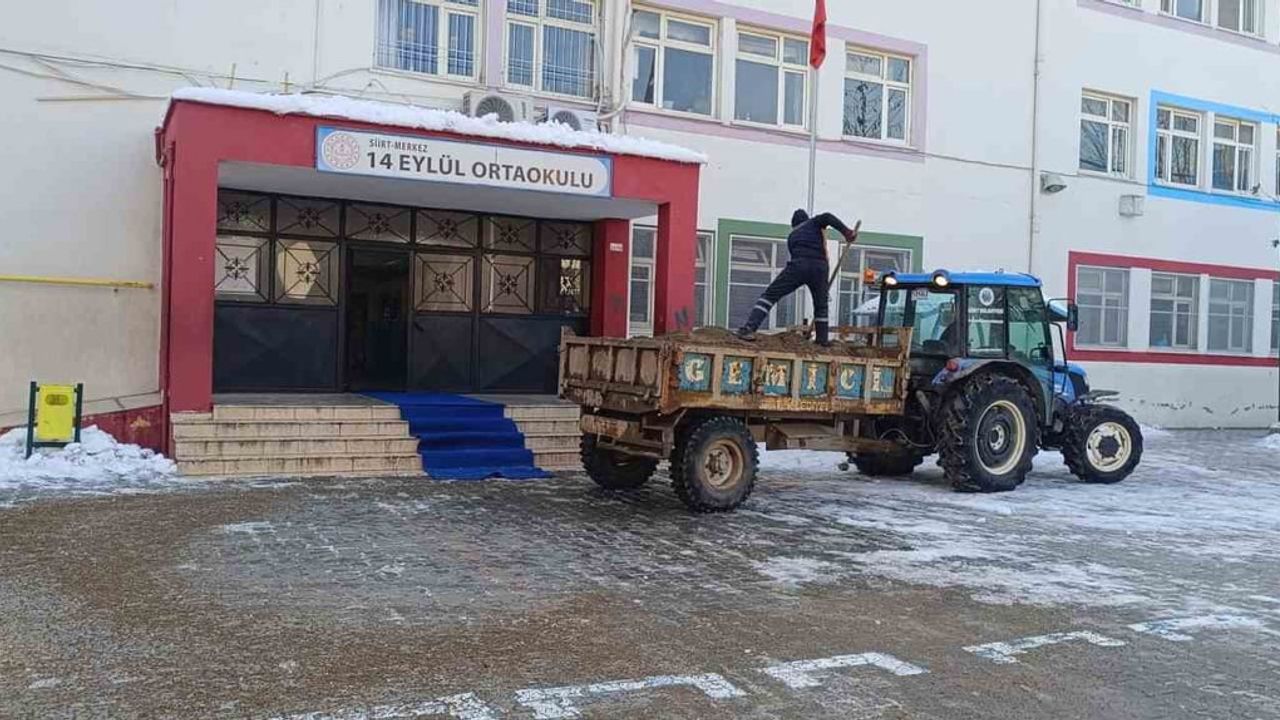Siirt Belediyesi 7/24 kar küreme ve tuzlama çalışmalarını sürdürüyor
