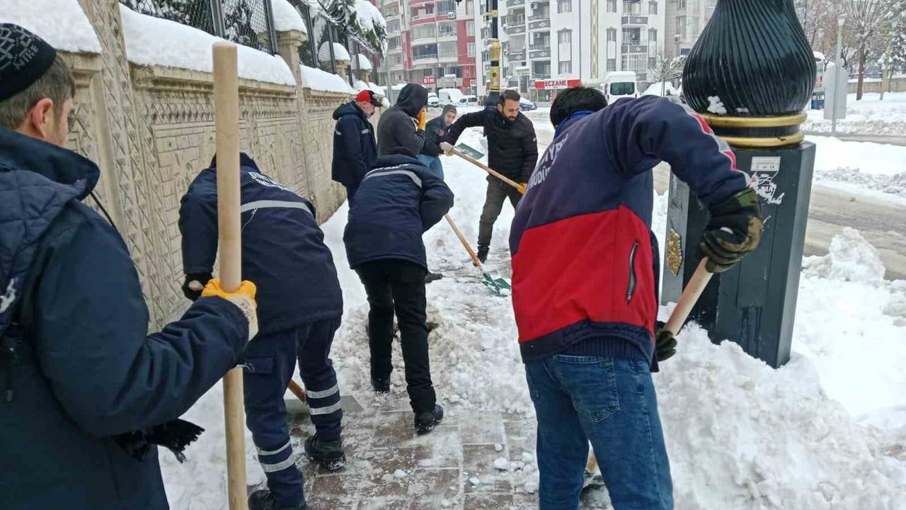 Siirt Belediyesi'nin karla mücadele çalışmaları günün ilk ışıklarıyla sürüyor