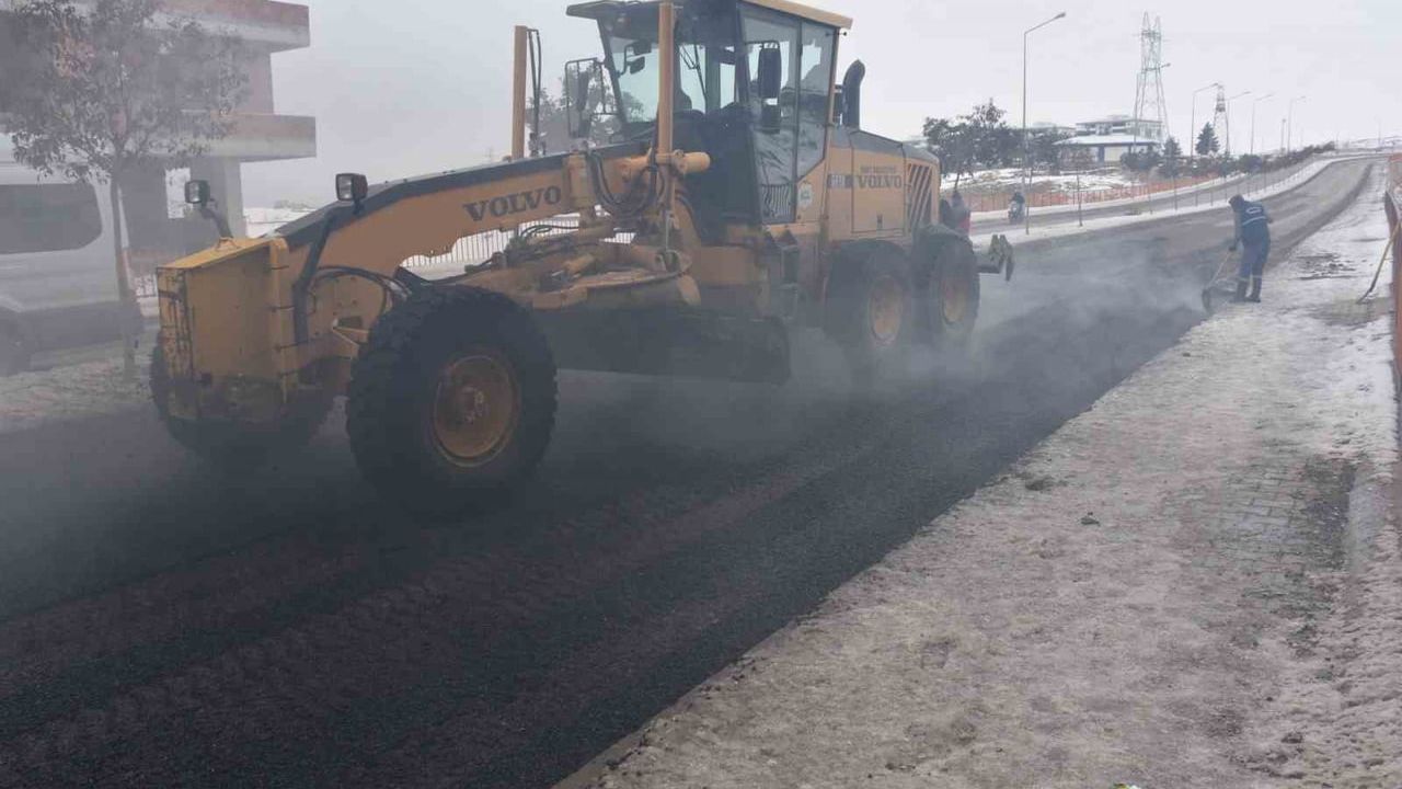 Siirt Belediyesi şehir genelinde yol ve altyapı bakım çalışmalarını sürdürüyor