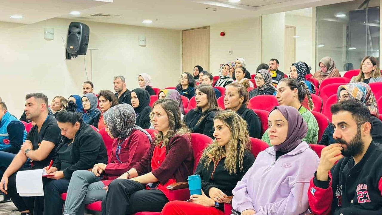 Siirt Eğitim ve Araştırma Hastanesi'nde tüberküloz eğitimi: sağlık personeline tanı, tedavi ve koruyucu önlemler anlatıldı