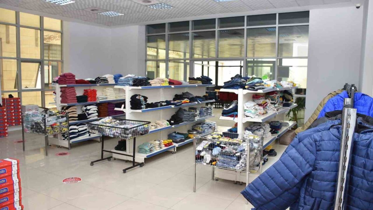 Siirt Emniyet Müdürlüğü 15 bin çocuğa ücretsiz giyim ve kırtasiye desteği sağladı