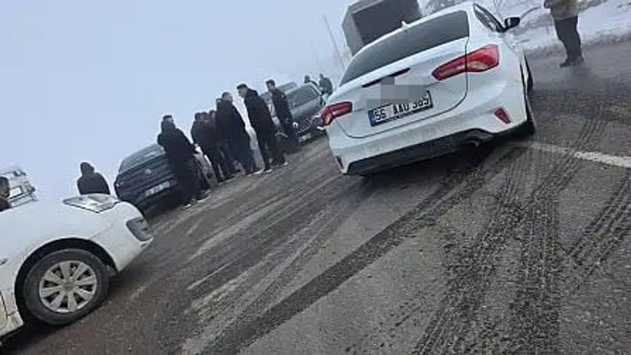 Siirt'in Kurtalan ilçesinde iki otomobil çarpıştı: 2 yaralı