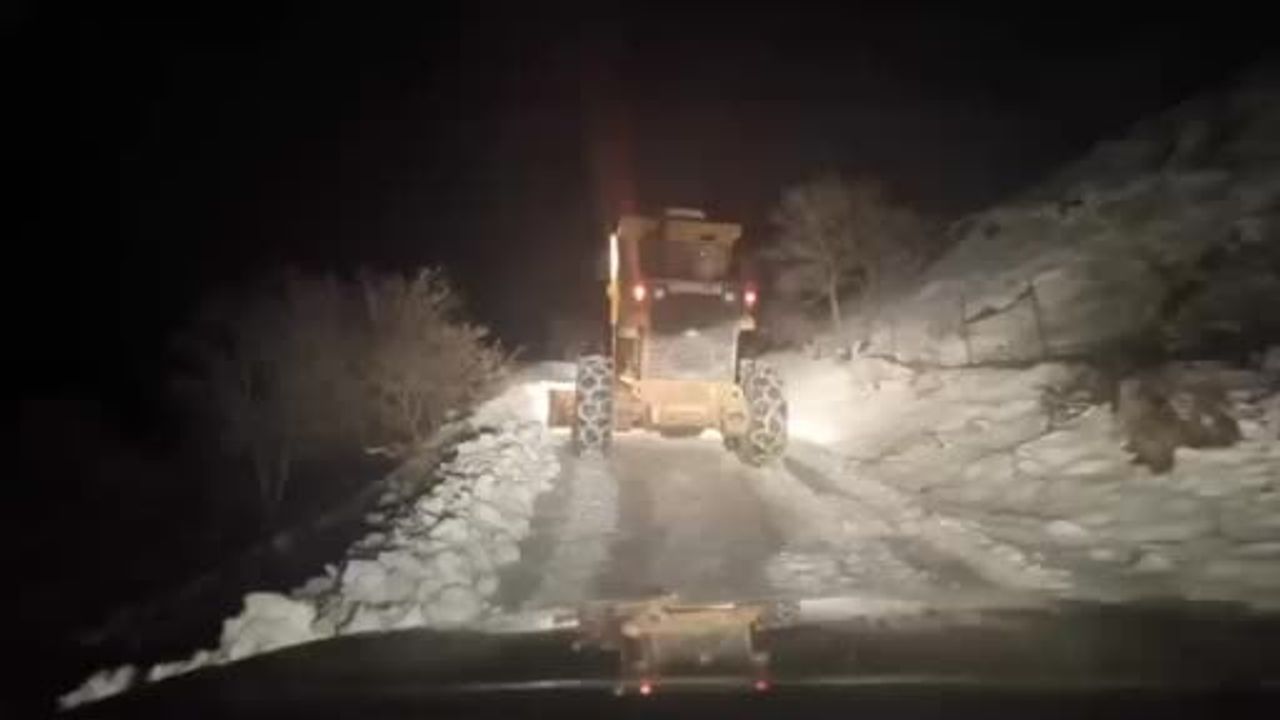 Siirt'in Şirvan'da karla kapanan Daltepe köyünde 60 yaşındaki hasta 5 saatte hastaneye sevk edildi