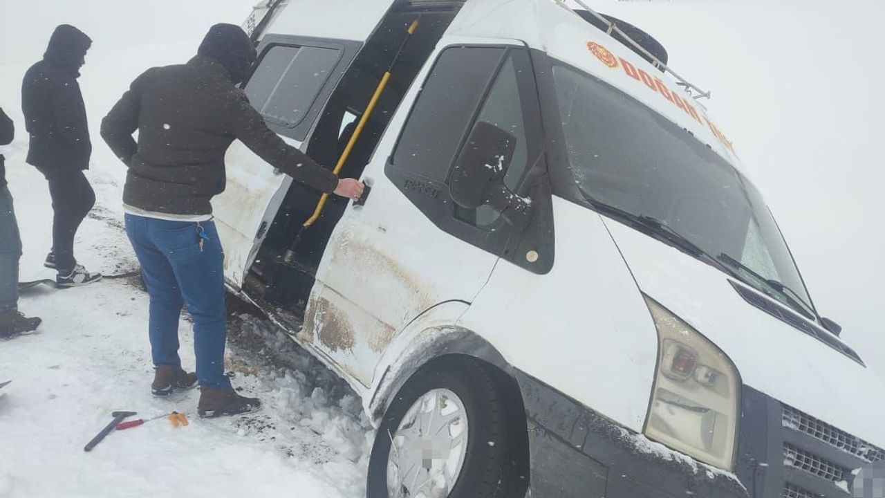 Siirt Özel İdare ekipleri karla mücadelede yolları açıyor, hastaları sağlık ekiplerine ulaştırıyor