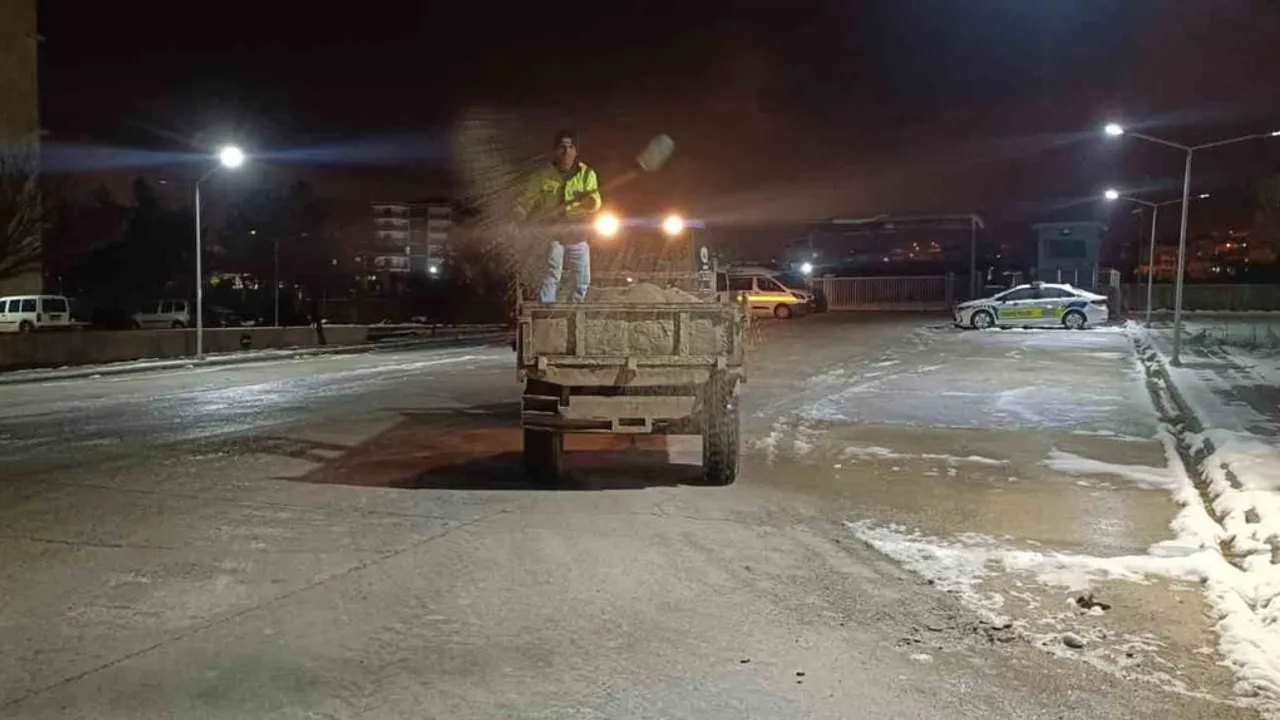 Siirt’te belediye ekipleri kar sonrası buzlanmayla mücadeleyi 7/24 sürdürüyor