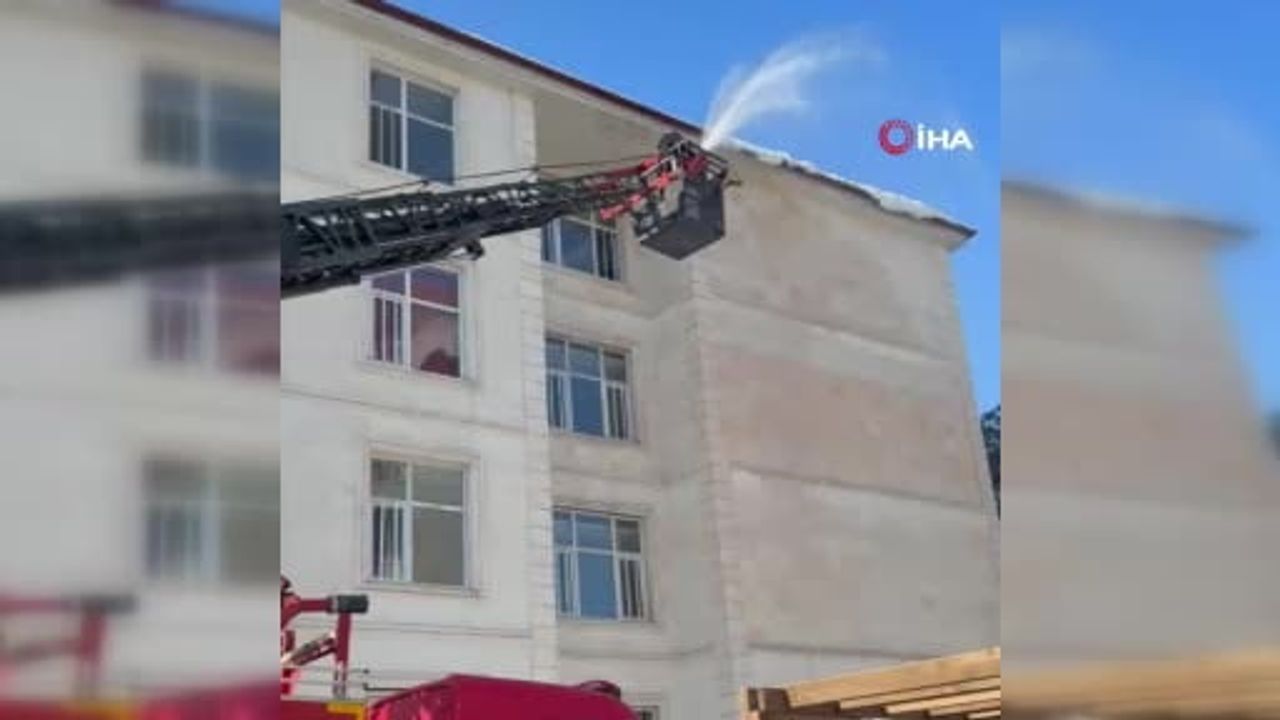 Siirt’te cadde, sokak ve okul çatıları itfaiye tarafından kontrollü şekilde temizleniyor