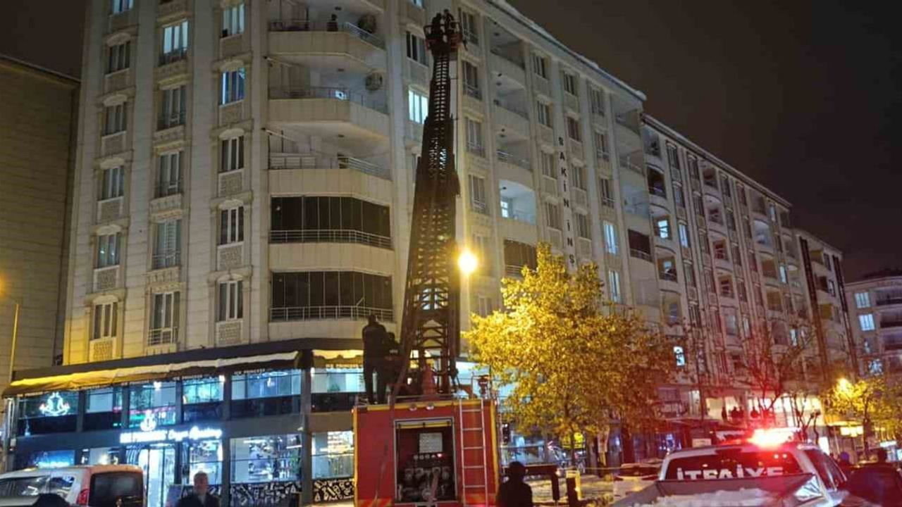 Siirt'te çatılardaki kar kütleleri itfaiye ekiplerince kontrollü şekilde temizlendi