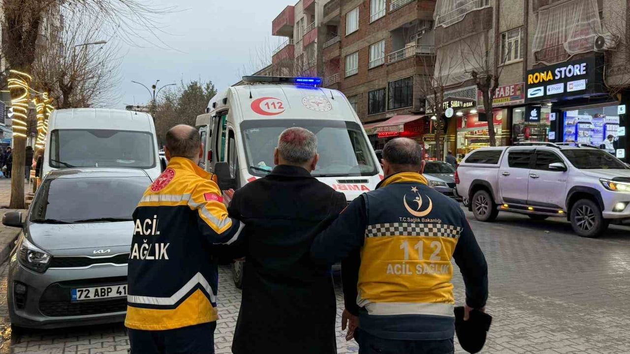 Siirt'te Güres Caddesi'nde epilepsi hastası sokakta düşerek yaralandı