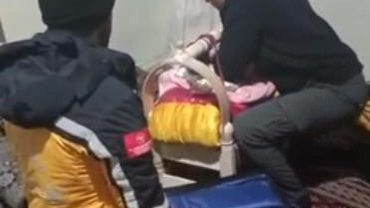 Siirt'te kar nedeniyle yolda kalan aile ve yeni doğan bebek kurtarıldı