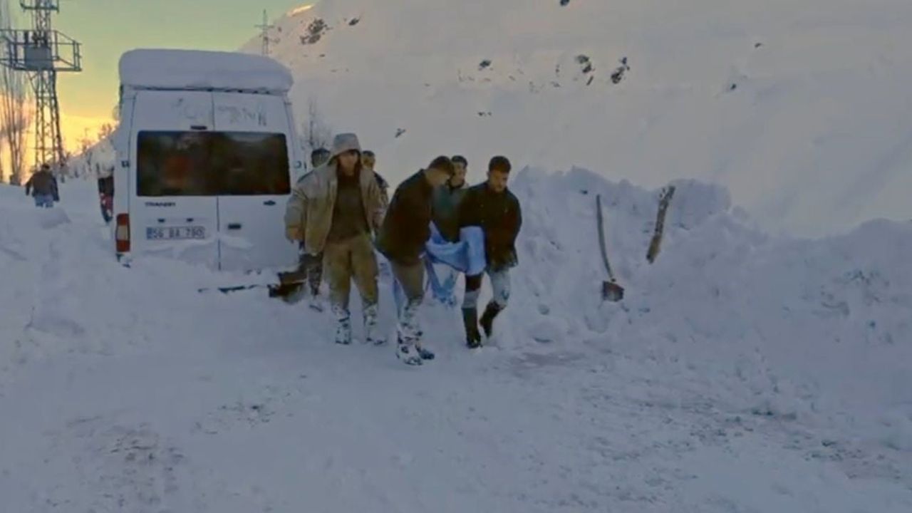 Siirt’te kar temizlerken düşen 16 yaşındaki çocuk ekiplerce hastaneye ulaştırıldı