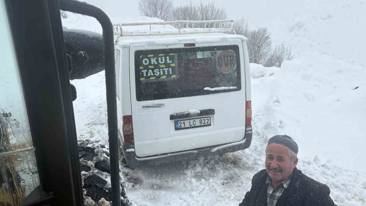 Siirt'te karda mahsur kalan öğrencilerin minibüsü İl Özel İdaresi ekiplerince kurtarıldı
