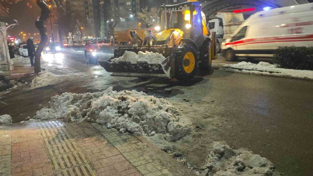 Siirt'te Karla Mücadele Aralıksız Sürüyor: Belediyeden 7/24 Ulaşım ve Yaya Güvenliği Çalışması