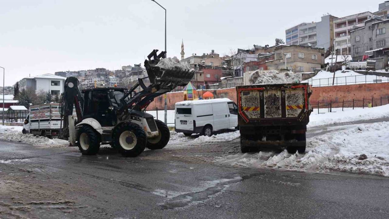 Siirt’te karla mücadele: Ekipler kent merkezinde 7/24 görevde