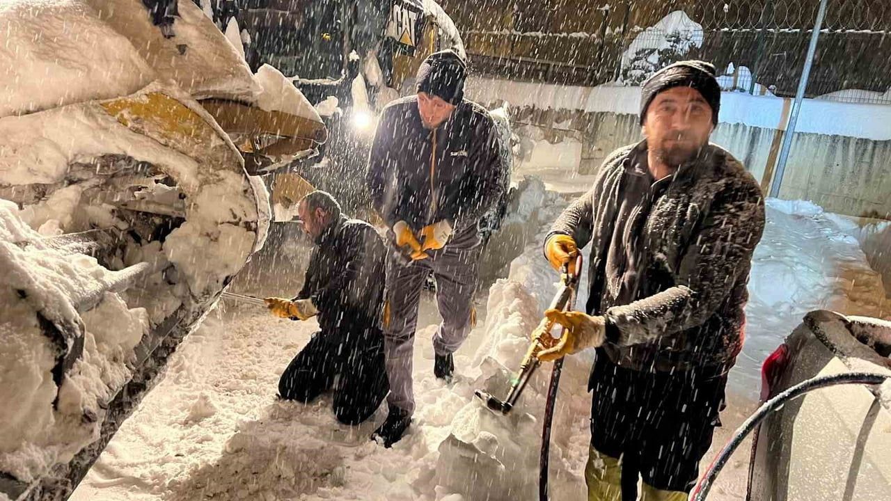 Siirt’te karla mücadele ekipleri yolda mahsur kalan cenaze otobüsü ve hastaları kurtardı