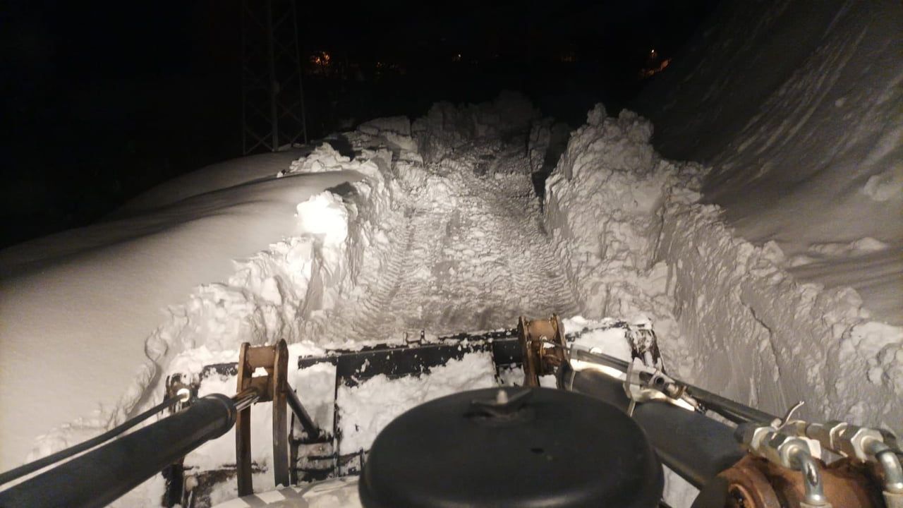 Siirt'te karla mücadele ekipleri yolları açarak sağlık ekiplerine zamanında ulaşımı sağladı