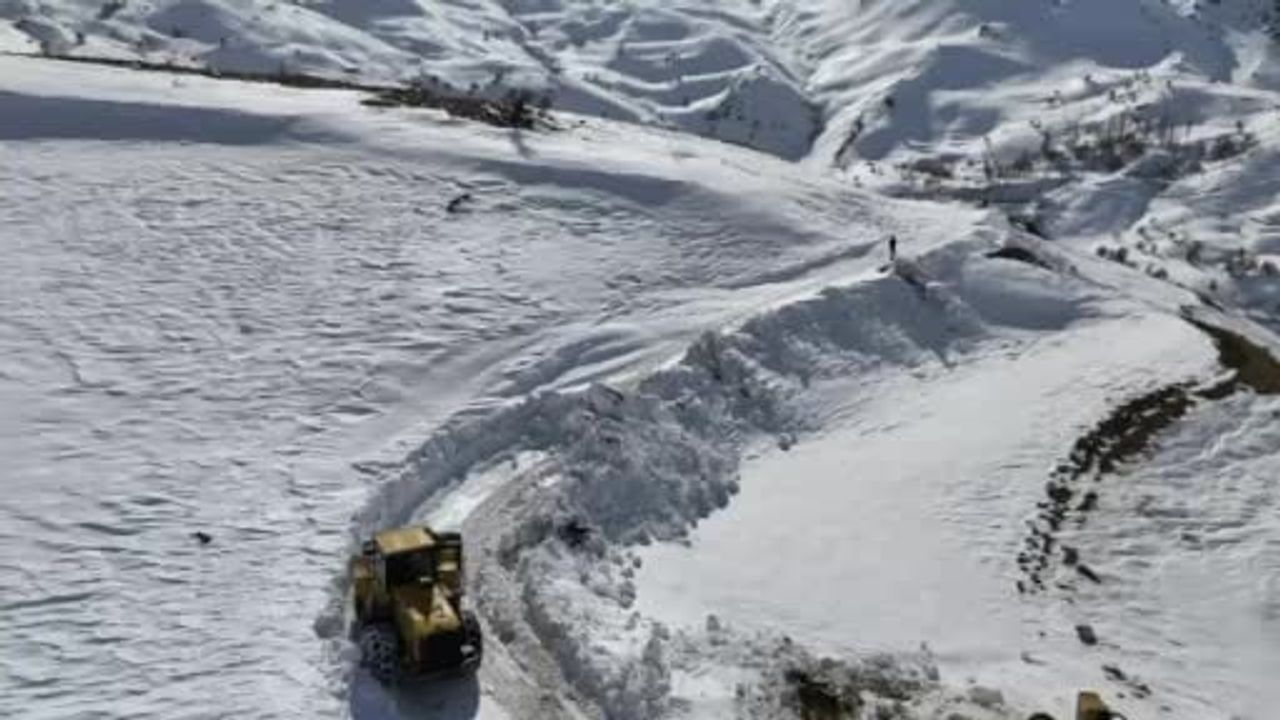 Siirt'te Narlıkaya (Turgutlu) yoluna düşen çığ 2 saatte temizlendi