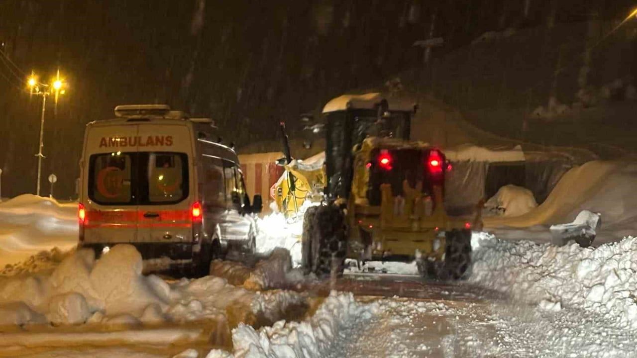 Siirt'te Şirvan Üçyol'da mahsur kalan ambulans 3 saatte kurtarıldı