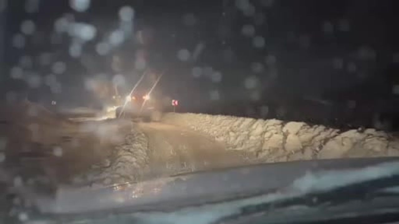 Siirt'te Şirvan Üçyolunda Mahsur Kalan Ambulans 3 Saat Sonra Kurtarıldı