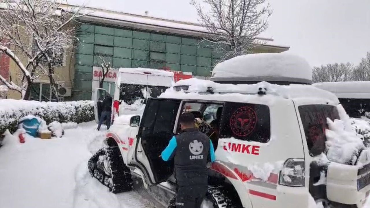 Siirt'te UMKE paletli araçla 85 yaşındaki diyaliz hastasını merkeze ulaştırdı