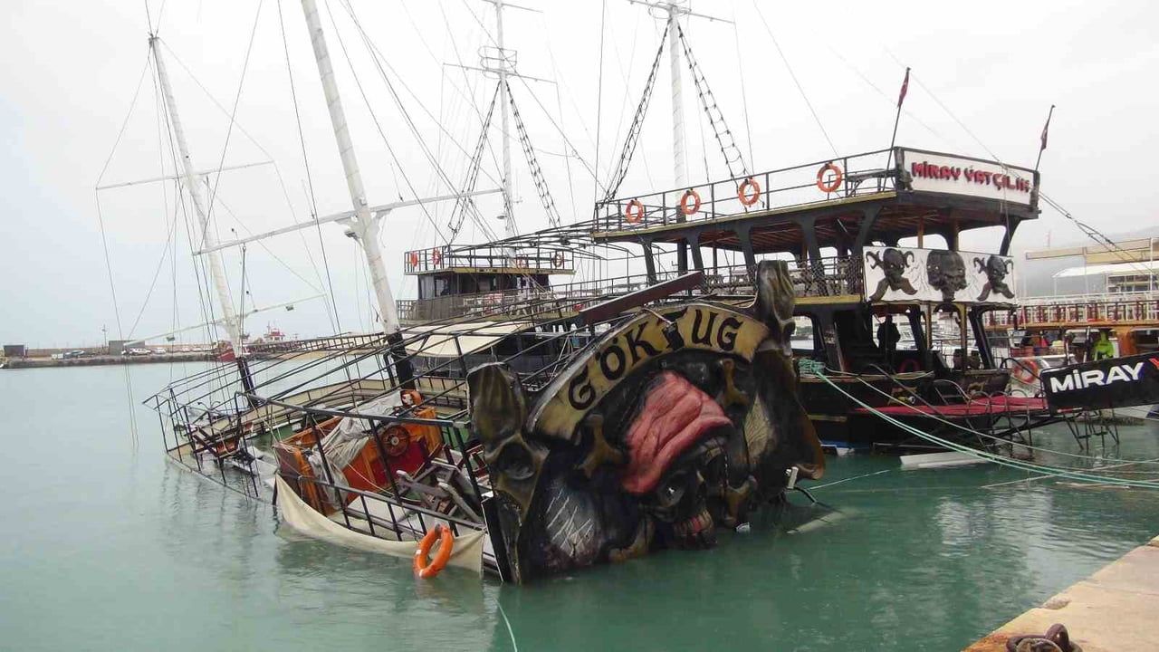 Silifke'de fırtına balık çiftliği ağlarını yırttı: Kıyılara çok sayıda balık vurdu, tur teknesi battı
