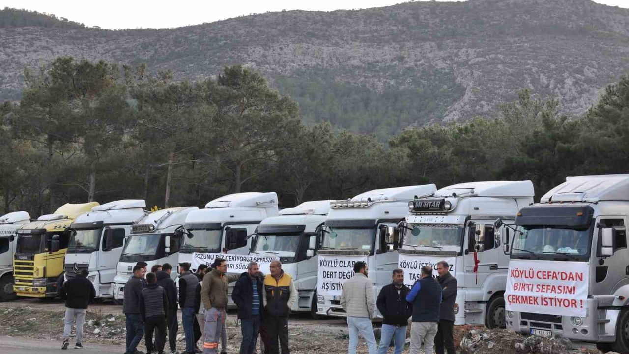 Silifke'de kamyoncular taşeron firmalara verilen nakliye işlerini protesto etti