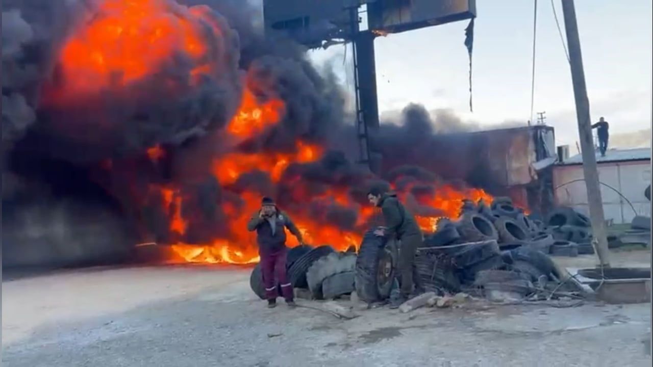 Silifke'de oto lastik dükkanında yangın: D-400 karayolu kara dumanla kaplandı