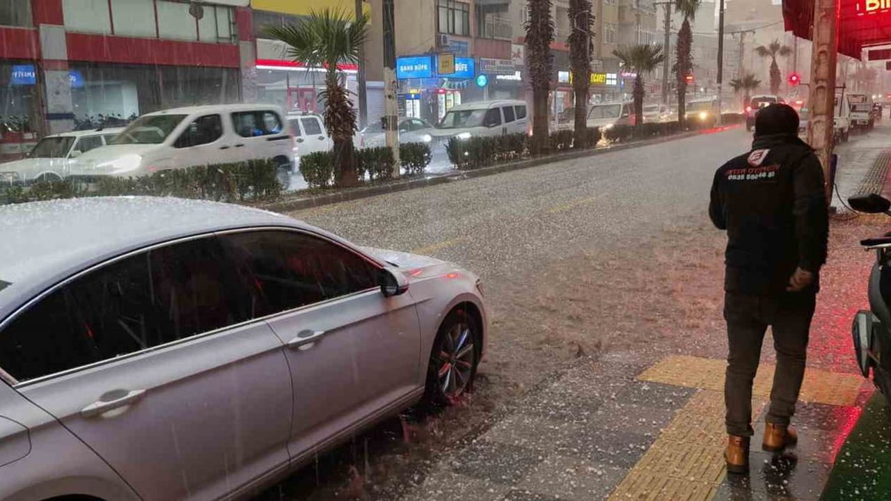 Silifke'de yoğun dolu yaşamı olumsuz etkiledi: Sokaklar beyaza büründü, tarım alanlarında zarar
