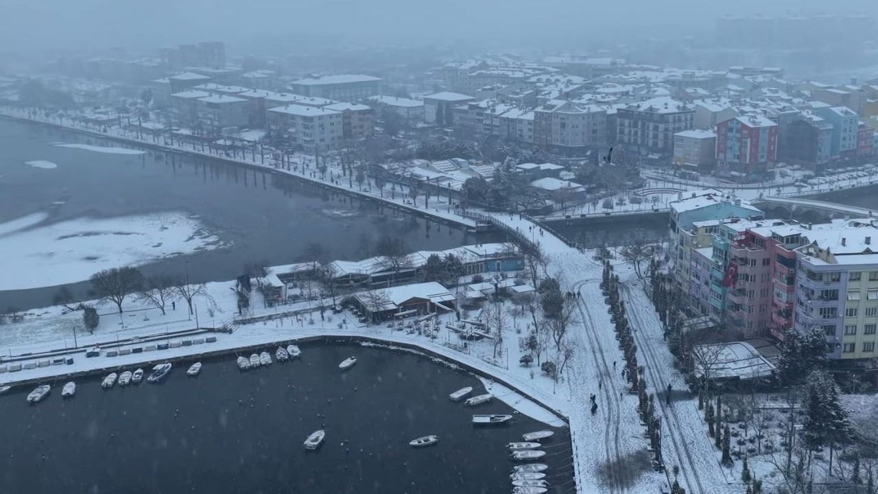 Silivri beyaza büründü: Kar yağışı sahil şeridinde havadan görüntülendi