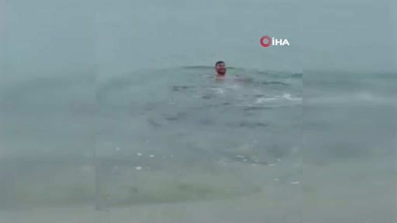 Silivri'de Parkköy Sahili'nde Emircan Duran kar altında denize girdi