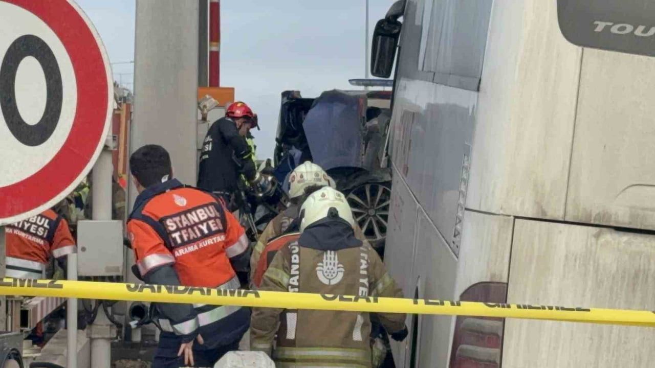 Silivri Kınalı gişelerinde yolcu otobüsü ile otomobil çarpıştı