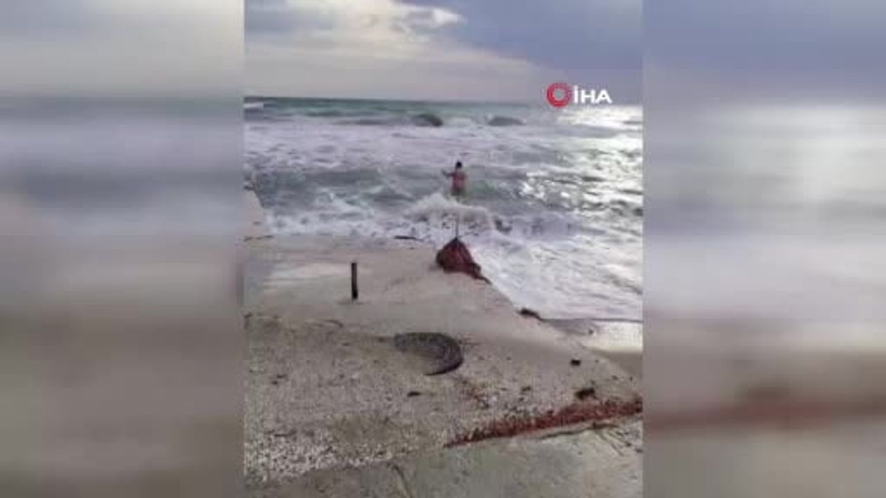 Silivri Parkköy'de lodoslu havada denize giren vatandaşın görüntüleri