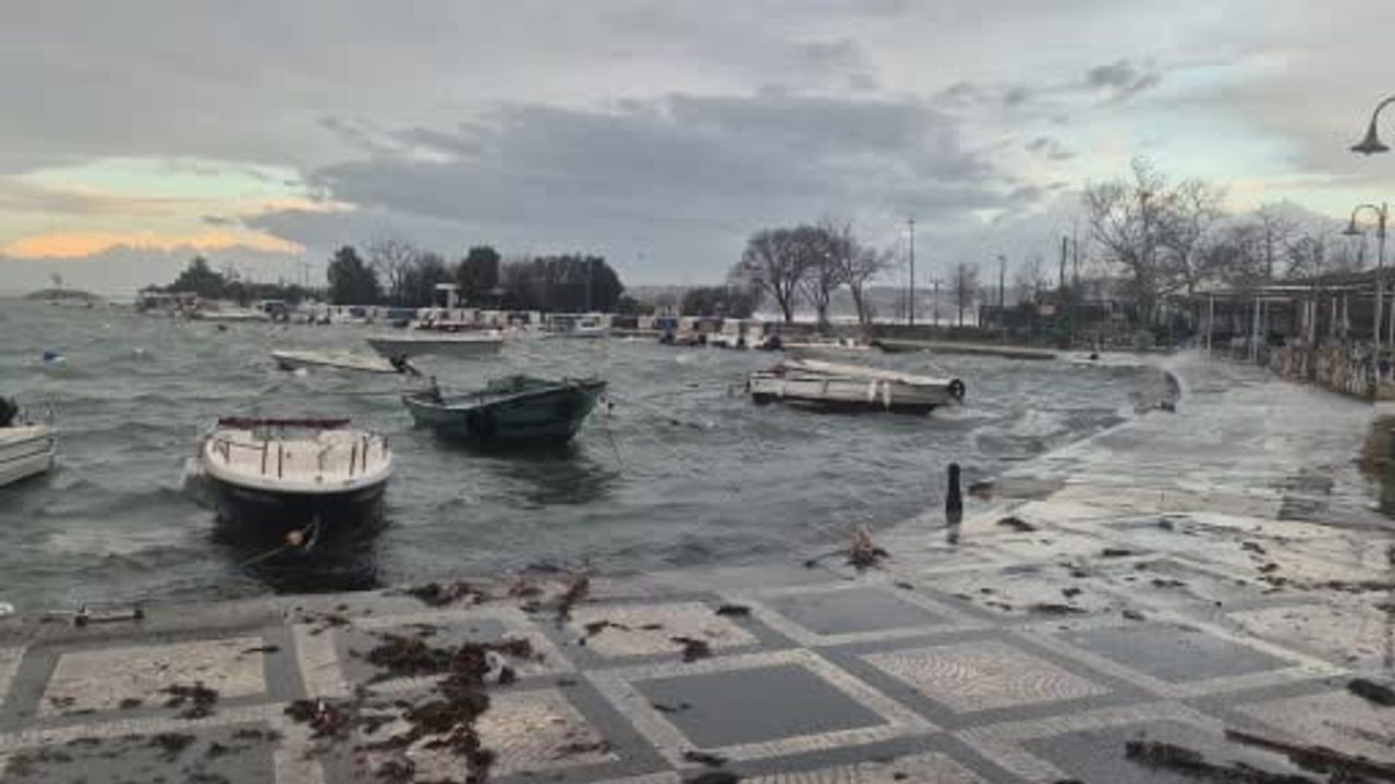 Silivri Sahilinde Lodos Etkisi: Kuvvetli Rüzgar ve Yükselen Dalga Boyları Kıyıda Sert Görüntüler Oluşturdu