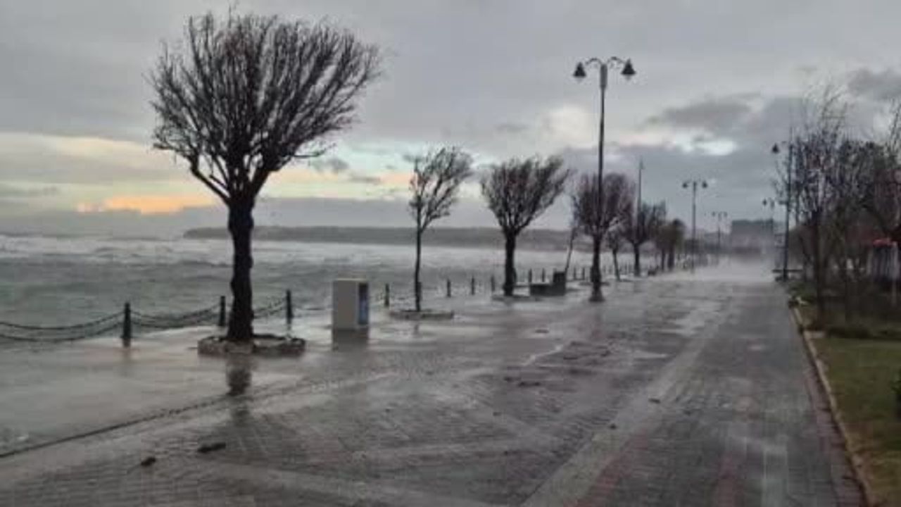 Silivri Sahilinde Lodos Etkisi: Rüzgar ve Dalga Boyları Kıyıda Etki Gösterdi