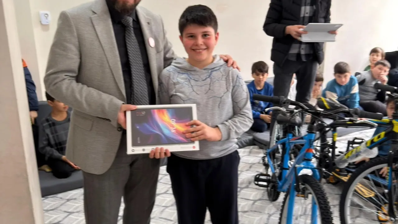 Simav Diyanet Genç Ofisi, 7-10 Yaş Kursiyerlerine Hediyeler Dağıttı