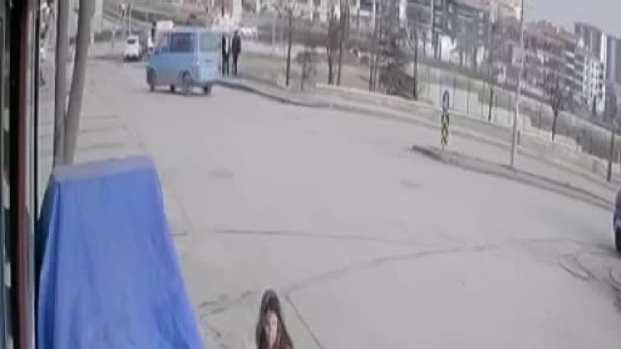 Sincan'da kavşakta iki araç çarpıştı: Yaralanma yok