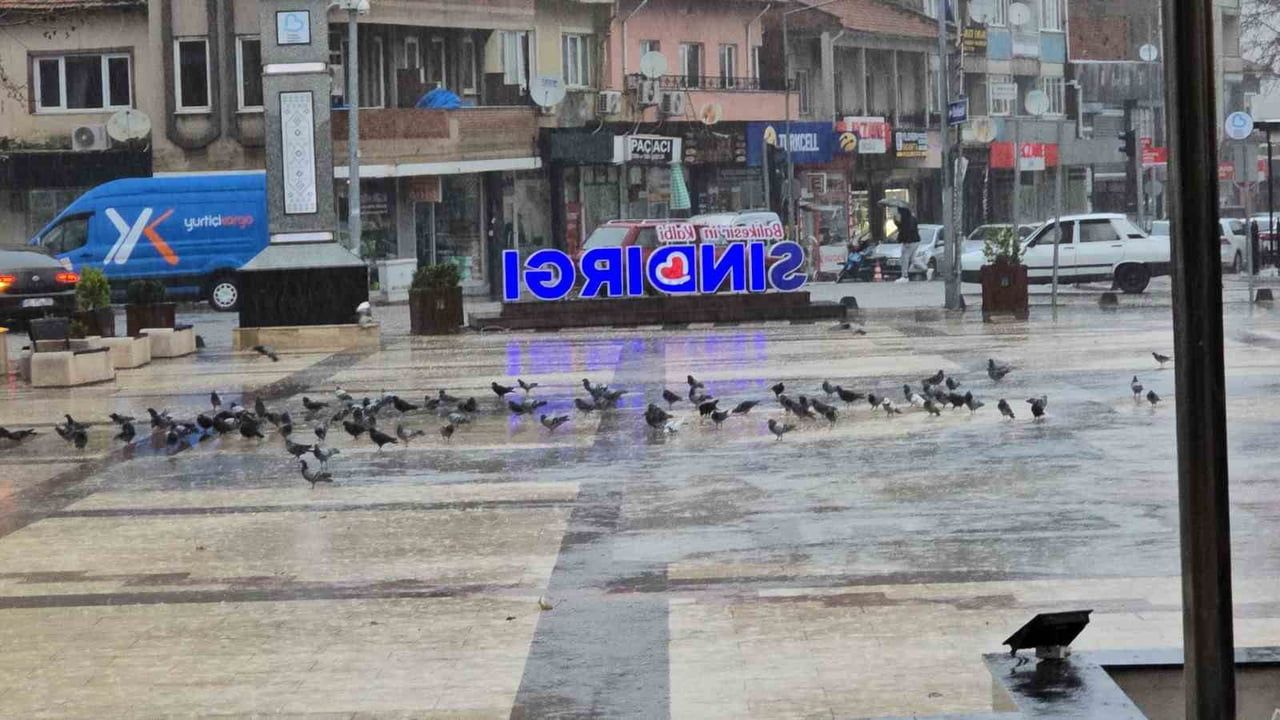 Sındırgı'da merkezde yağmur, yüksek kesimlerde kar; belediye ekipleri tedbir aldı